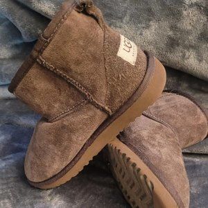 UGG brown ankle boots  F8007D / size 1usa